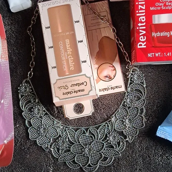 YOU GET   20 ITEMS  YOU ALSO GET 1 LUX ITEM AND 1 JEWLERY.ALL BOXES DIFFERAN - Picture 4 of 9